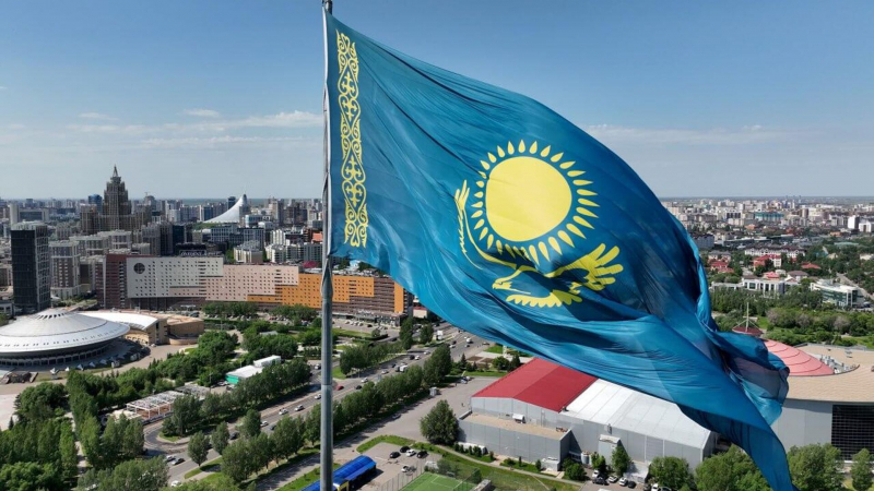 Какими могли быть флаг, герб, и гимн Казахстана, рассказали в архиве президента